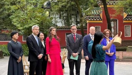 时隔18年来华，第一站没去北京！中方高规格接待，狂签10项协议