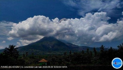 印尼勒沃托比-拉基拉基火山喷发，附近三座机场关闭