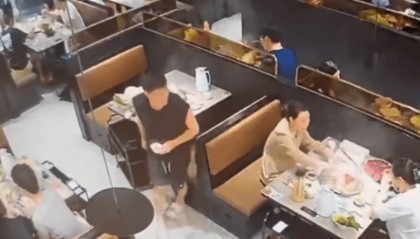 男子独自一人吃火锅，打完酱料回来锅被收了！店家免单发红包补偿