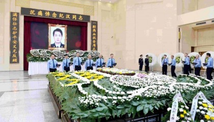 深夜，派出所所长昏倒在副所长寝室门外……