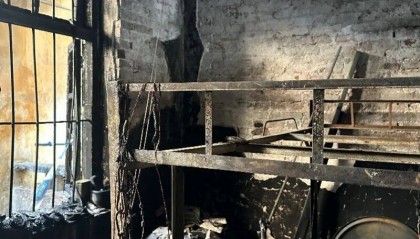 广州一民居起火致1名男租客死亡，知情者：火灾前男租客已处于醉酒状态；消防现场复勘发现一根私拉的电动车充电电线