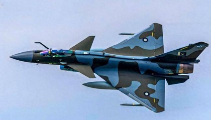 歼10CE凌空打爆阵风，法国、印度都来找中国算账？解放军不惯着