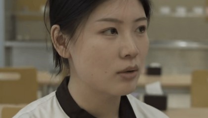 26岁北大研究生当食堂阿姨：比互联网大厂更快乐，想做食堂经理