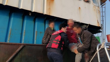 渔民头部大量出血，深圳市海洋综合执法支队紧急护送上岸就医