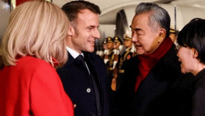 马克龙携超豪华阵容访华，中方选择隆重接待，王毅外长衣着有讲究！