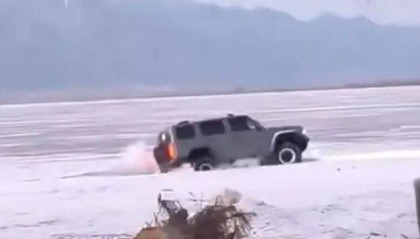 河北一越野车在水库冰面练漂移，冰层突然破裂，车轮落水被冻6小时，找来吊车深夜将车吊出