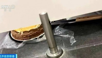 冲上热搜!知名商超代购在厕所分装蛋糕?