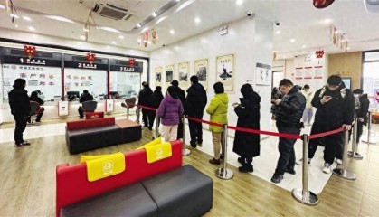 三分钟内预约完 排队两小时才兑换到手 龙年纪念币(钞)“炒热”金城收藏市场