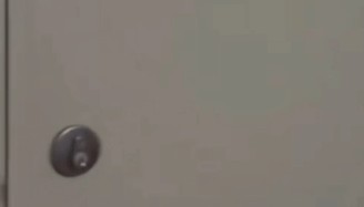 深圳一小区被曝有隐藏豪华建筑 防火门后是“宫殿”朱红大门