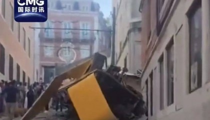 葡萄牙旅游缆车脱轨致15死18伤,死者中含外国公民,目击者:缆车全速情况下撞上建筑物