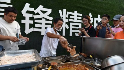 景德镇派专班接“鸡排哥”流量,很难有什么新故事