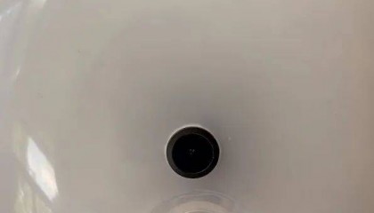 女租客在停电后发现伪装成灯泡的隐蔽摄像头，房东希望退租，并愿退还剩余三个月的租金，警方立案调查