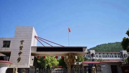 脱帽贫困县花百万修校门,校园形象比宿舍条件更重要?