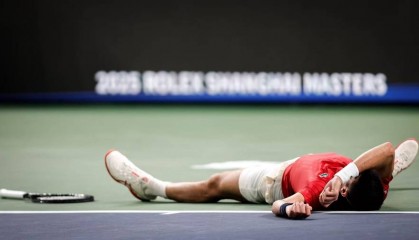 上海网球大师赛|服止疼药、场边呕吐、多次治疗……德约科维奇拼出一场惨胜