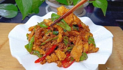 尖椒炒鸡蛋怎么炒？是先炒鸡蛋还是炒辣椒？教你正确做法下饭真香