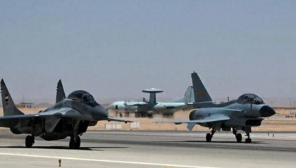 中国歼-10C机群飞越红海，西方雷达竟毫无反应！印尼马上宣布采购42架