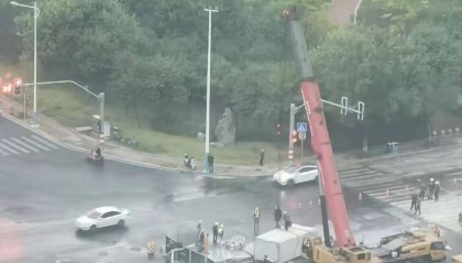 柳州烂尾轻轨墩柱被拆，承建方披露原因！市民称又得堵一次路