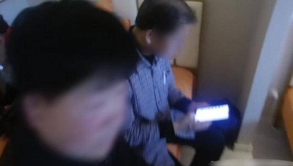民警一推门:20平方米挤满30多老人,正集体操作手机