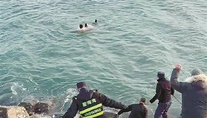 风雪中大连小伙毫不犹豫冲入海中救人
