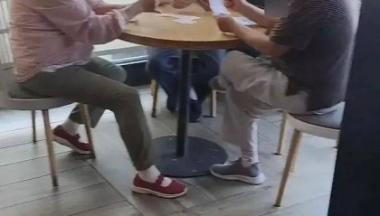 老人扎堆在快餐店占座乘凉，律师说这可能构成“侵权”？！