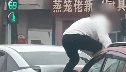 男子追尾后情绪失控持千斤顶砸车！途经小车挡风玻璃也受损