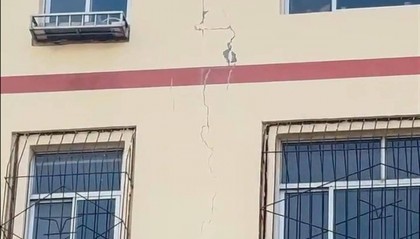 山东德州一居民楼裂纹从顶层贯穿到一楼,住建局:已请鉴定机构来鉴定
