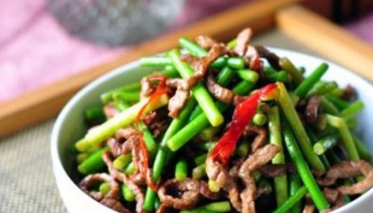 炒蒜苔如何炒的入味不发黑？配上“它”炒，味道鲜美，好吃好看