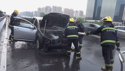 山东济南:轿车行驶途中自燃 消防紧急救援