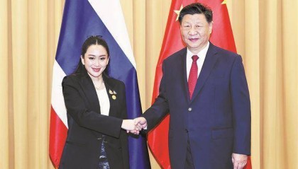 习近平会见泰国总理佩通坦