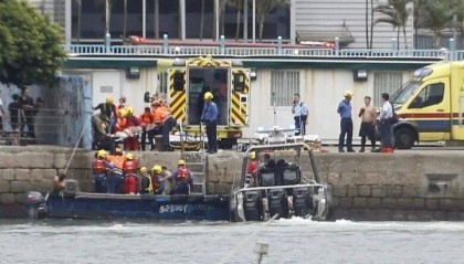 一家4口在香港柴湾观浪，母子2人被大浪卷走父亲跳海救人，3人已获救，暂无生命危险