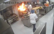 后厨油锅起火员工盖住锅盖灭火，5秒后打开火苗蹿出险些伤人