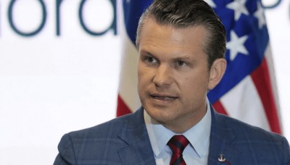 美防长被爆再陷泄密事件:曾另建Signal群聊,向亲属泄露空袭胡塞武装计划