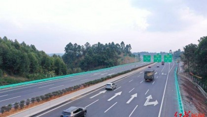 女子得知父亲病危情绪崩溃无法开车，高速公安见其车停应急车道主动当“代驾”
