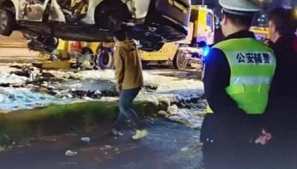 上海理想Mega自燃车主否认“改动电瓶”:后排电动车门无法立即开启,从副驾驶逃生