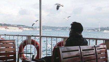 上海街头一车转弯未让直行，外卖小哥被撞不知所措，女司机全程未下车：“我车要修好几万，不要再烦了”