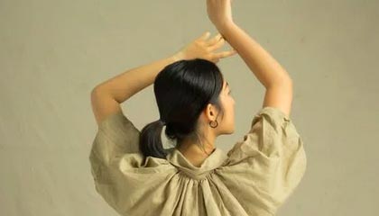 上海街头一车转弯未让直行，外卖小哥被撞不知所措，女司机全程未下车：“我车要修好几万，不要再烦了”