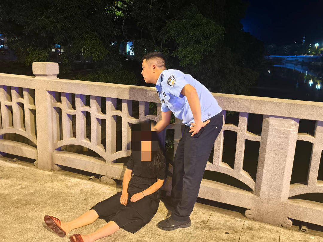 四川荣县两民警夜晚巡逻发现女子轻生 在跳桥瞬间将女子拉回