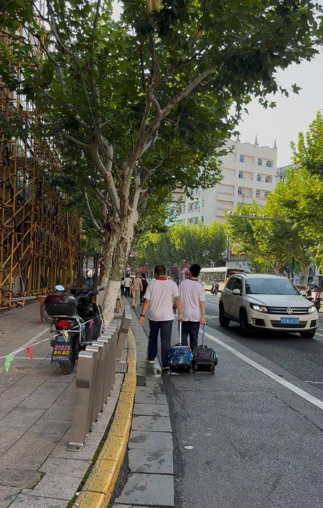 事发上海校门口!学生上学像闯关:夹缝中慢慢腾挪,与非机动车迎面对冲…家长担忧:何时是头