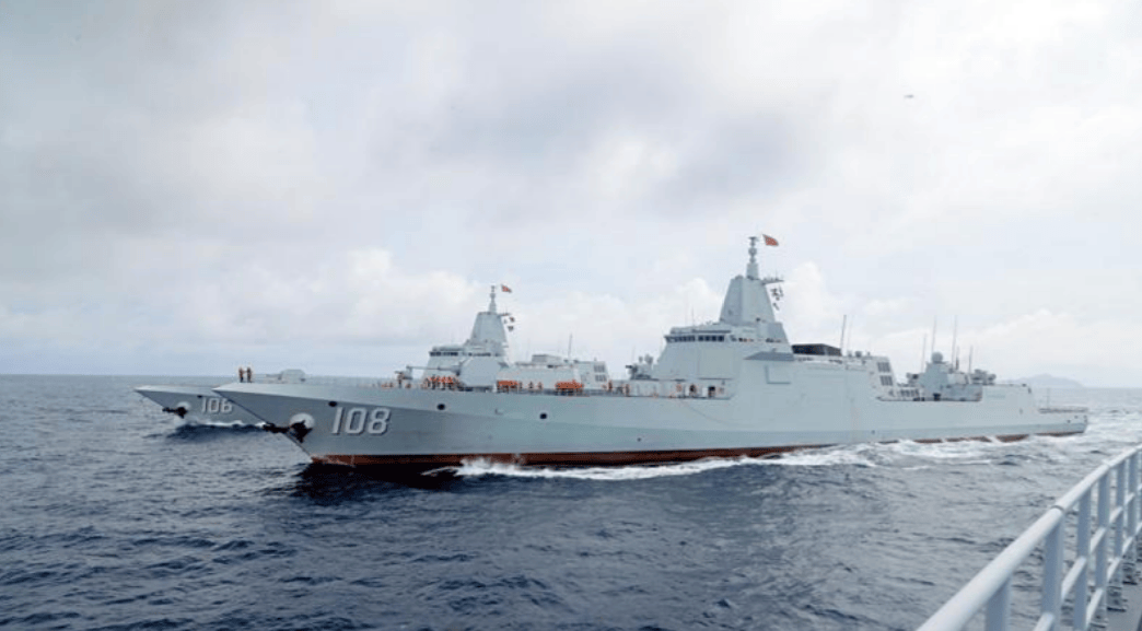 南海爆发激烈对峙，美航母给菲律宾撑腰，055大胆穿插美编队立下大功