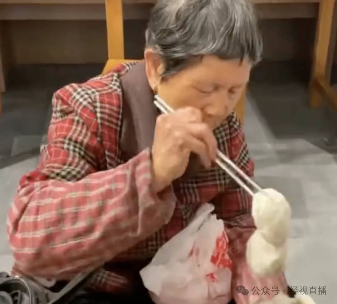 “麻糍奶奶”车祸去世,因挑担走街串巷推销麻糍等小吃受关注