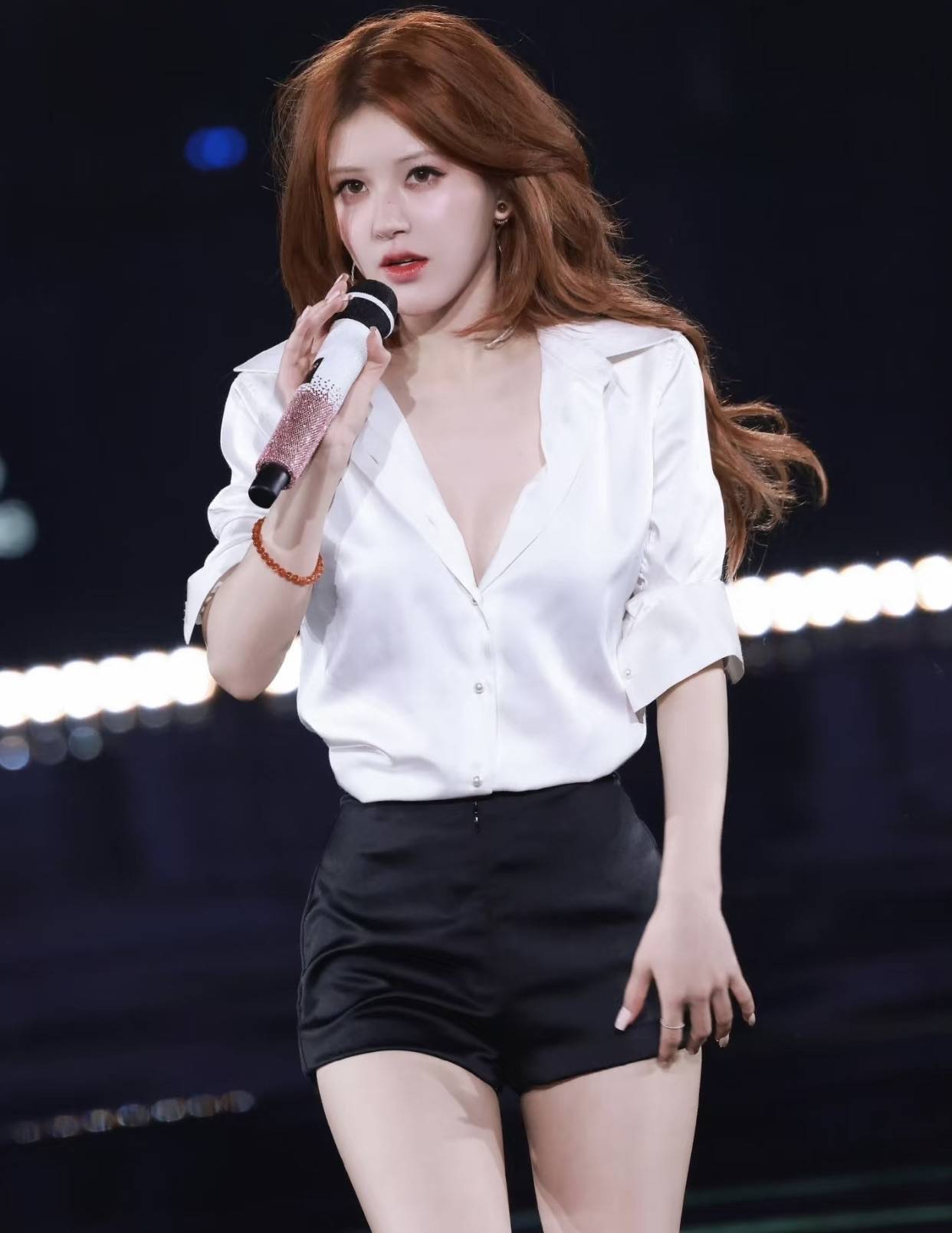 赵露思27岁生日音乐会好炸，6套造型高定配高珠杀翻全场