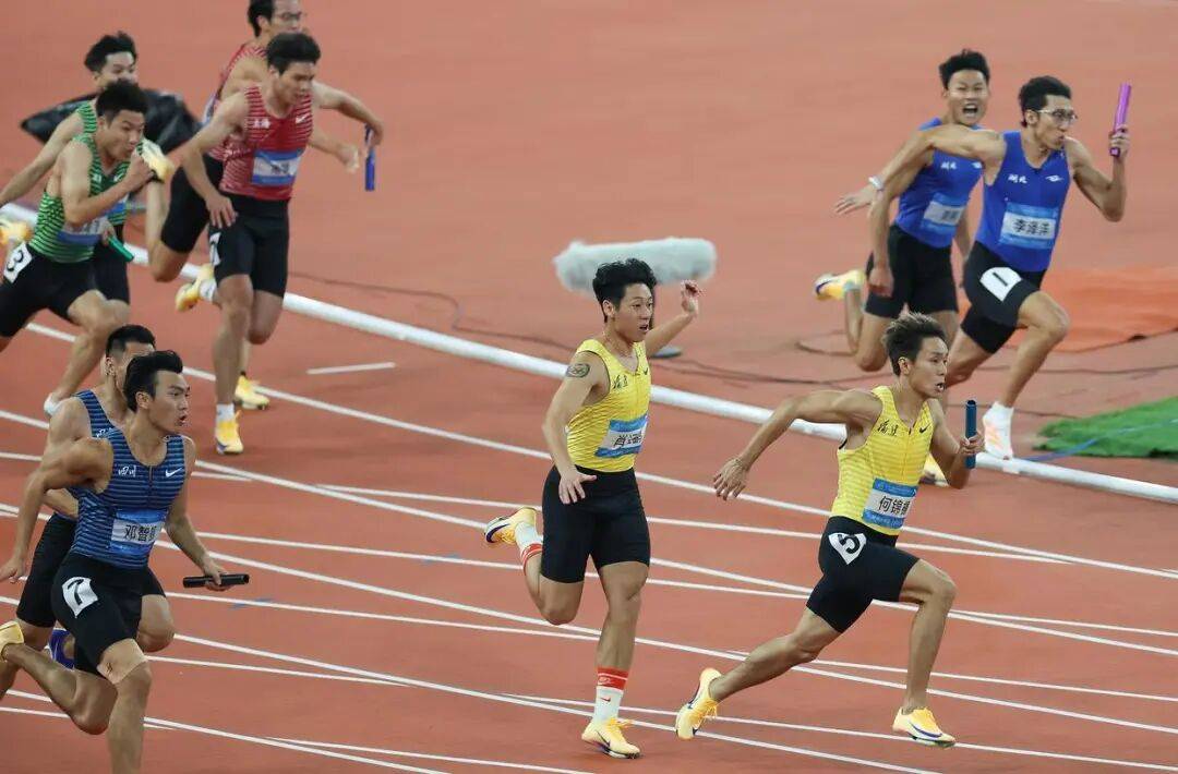 “夺冠能偷偷亲你一下不？”十五运会上，这对田径CP的赛场之吻甜上热搜！