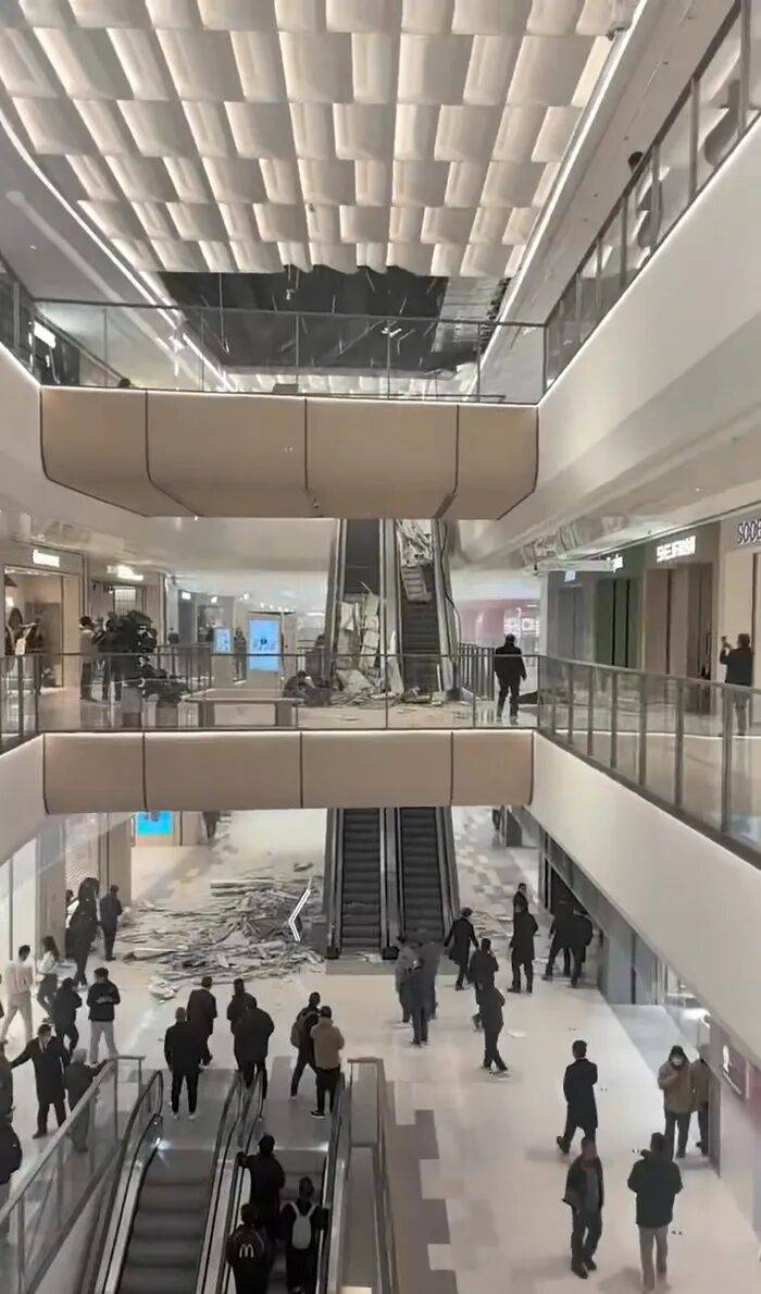 西安一商场发生吊顶脱落事故，三天前刚开业，应急管理局：已到达现场处置