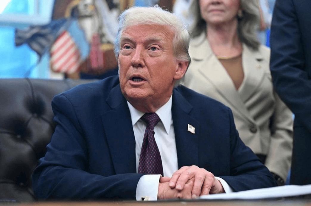 纽约市长:我就是移民,有本事把我赶走!特朗普:你接受恐怖分子资助,进监狱吧!