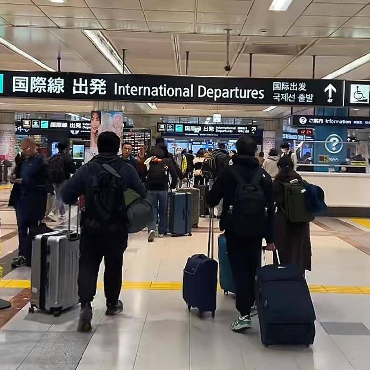 日本机场挤满了回国的人:有中国游客提前结束行程回国,整趟航班满座,还有人称已辞工返华
