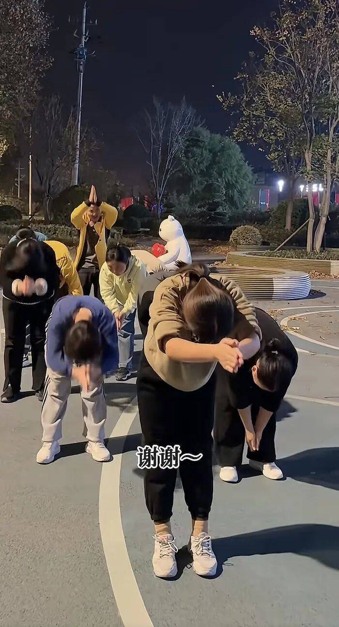 为救患癌孩子,父母冬夜在济南街头每晚跳舞五小时:吴克群发起千人共舞,点赞济南是“济燃”