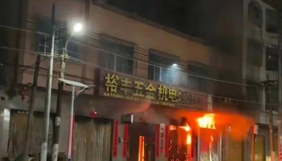 汕头五金店火灾12人不幸殒命，“下店上宅”起火如何逃生？专家提醒