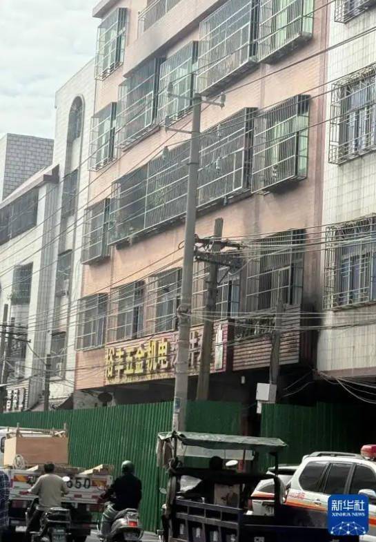 汕头五金店火灾12人不幸殒命，“下店上宅”起火如何逃生？专家提醒