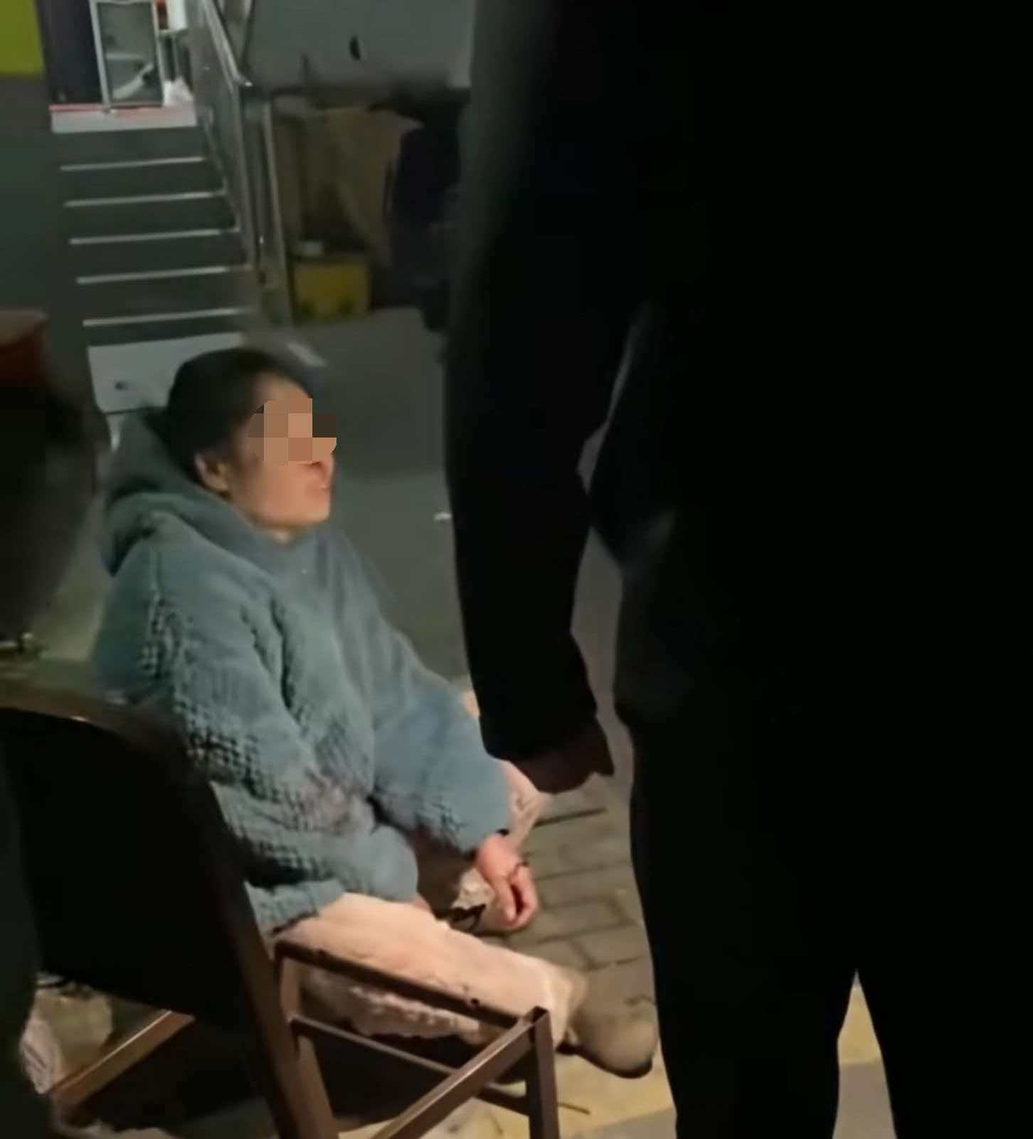 株洲女子夜间遭同小区大狗扑咬,男子从二楼冲下死死摁住肇事狗,众居民:一定要表扬他