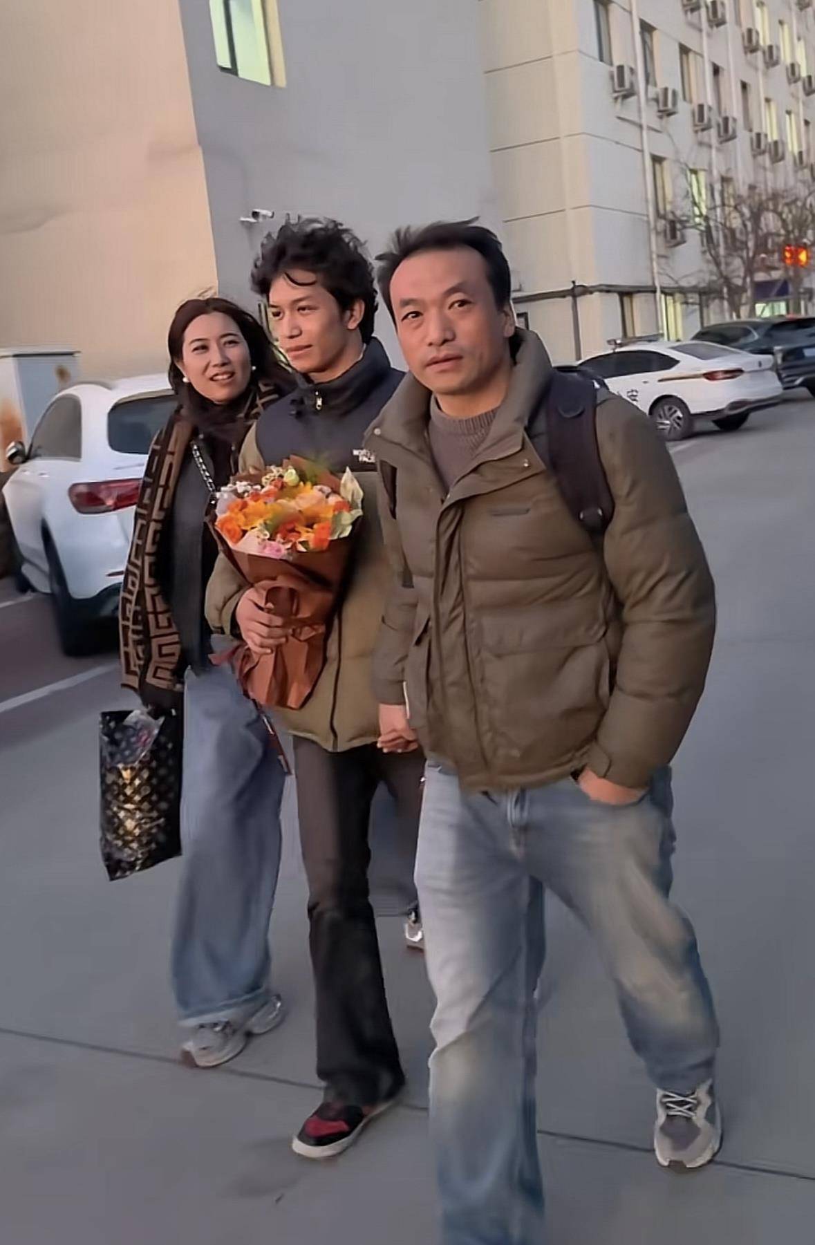 被拐17年的马仔昊认亲成功！母亲泣不成声拉住手“再也不放开了”，杜小华：替他们开心，相信“小米奇”也一定能找到